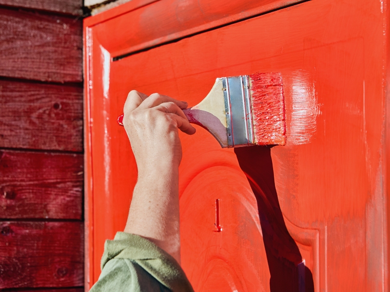 Sơn mới cửa nhà ngày Tết