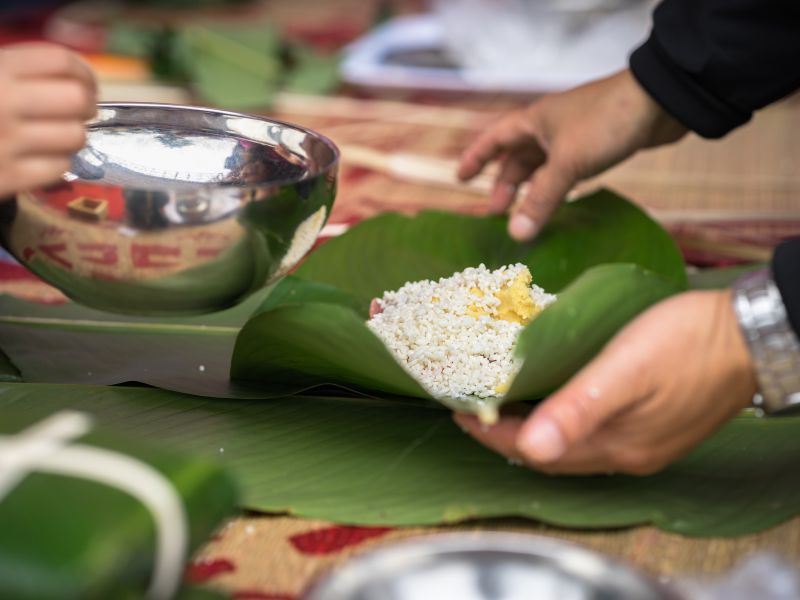 đổ gạo nếp lên trên thịt