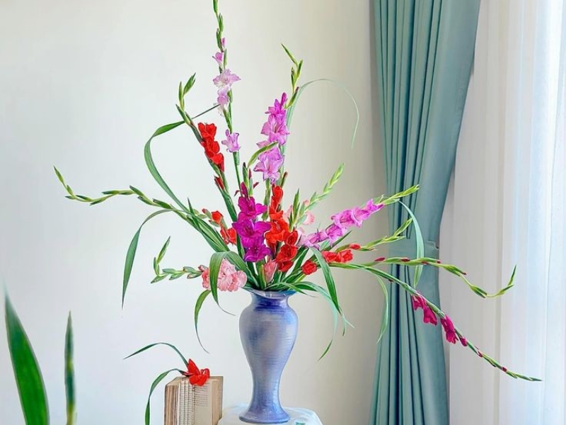 cắm hoa lay ơn bình cao