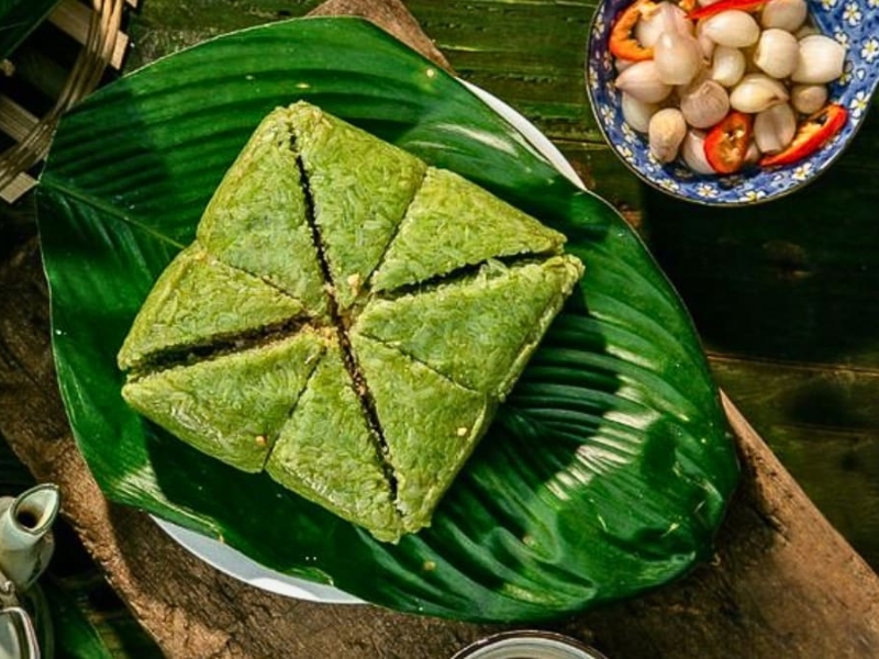 bánh chưng với củ kiệu 