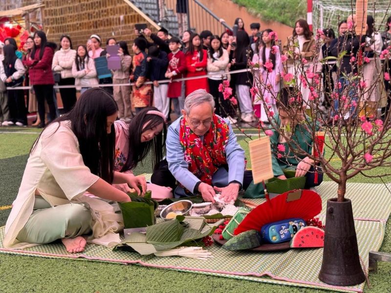 Gói bánh tết cùng thầy giáo