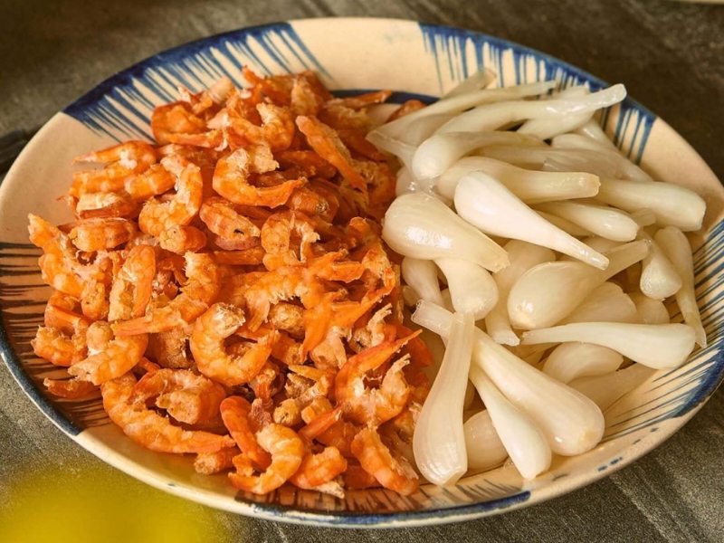 Tôm khô củ kiệu