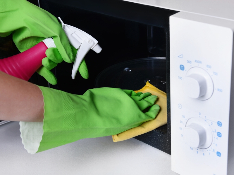 lỗi thường gặp khi vệ sinh lò vi sóng