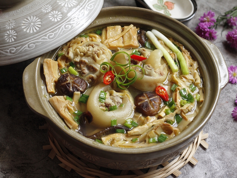 Canh giò heo hầm măng