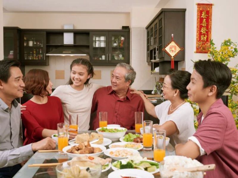 Gia đình quây quần bên mâm cơm tết