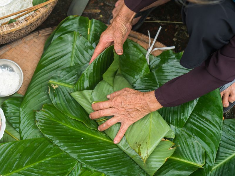 cố định hai đầu bánh chưng