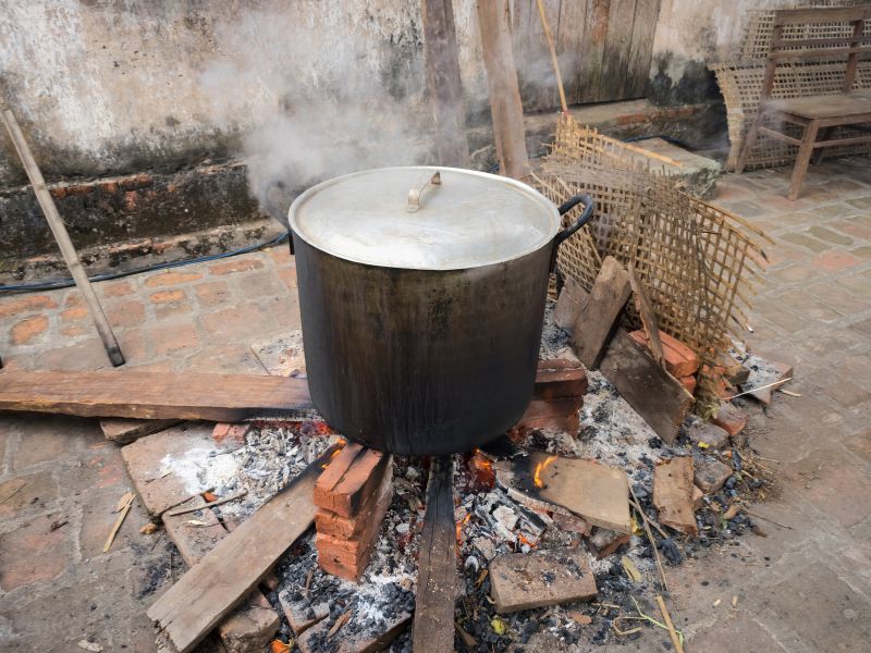 giữ lửa đều khi luộc bánh chưng