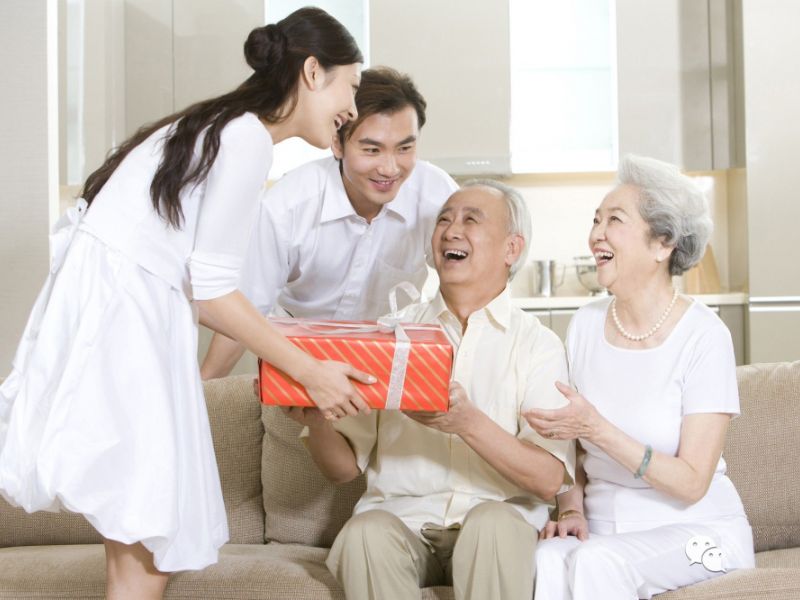 Chúc tết bố mẹ chồng và tặng quà tết