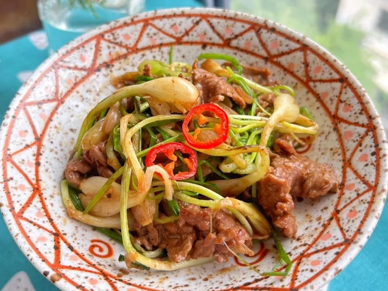 Thịt heo xào củ kiệu ngày Tết