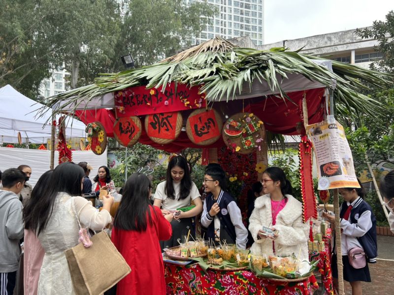 Hội chợ xuân gắn kết tình thầy trò