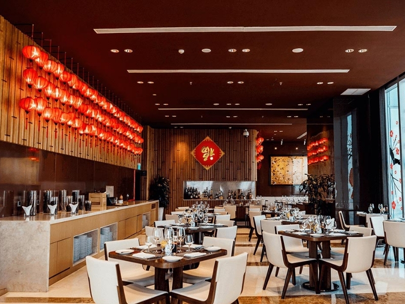 Tiểu cảnh Tết tại quầy quầy bar quán nước với đèn lồng