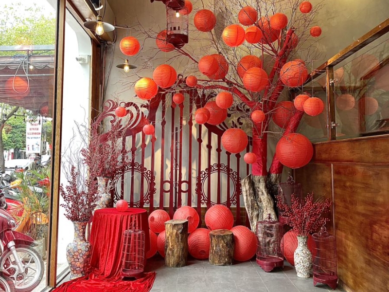 Cách trang trí dọc hành lang ngày Tết bằng các tiểu cảnh như lồng đèn, chậu cây,... với tone màu đỏ