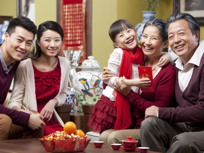 Ông bà cha mẹ và con cái chụp ảnh tết