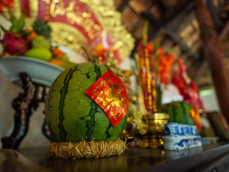 Trưng dưa hấu trên bàn thờ 