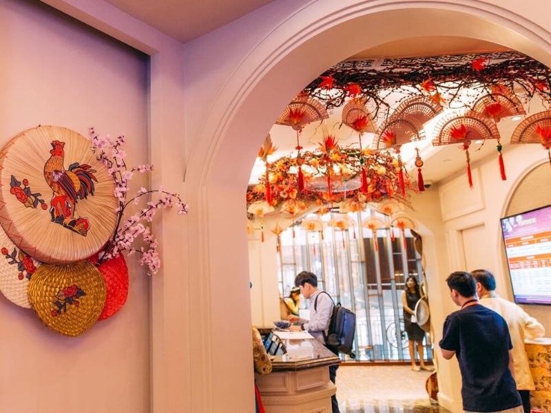 Trang trí các tiểu cảnh nhỏ như quạt treo, hoa,... đơn giản cho văn phòng mà lại khiến văn phòng có không khí Tết hơn