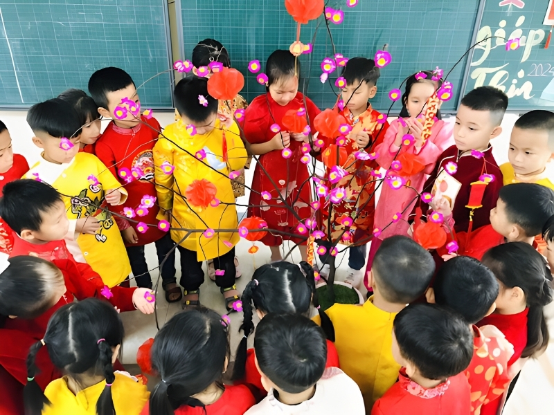 Cùng nhau gắn hoa đào, làm đồ trang trí tết mầm non 