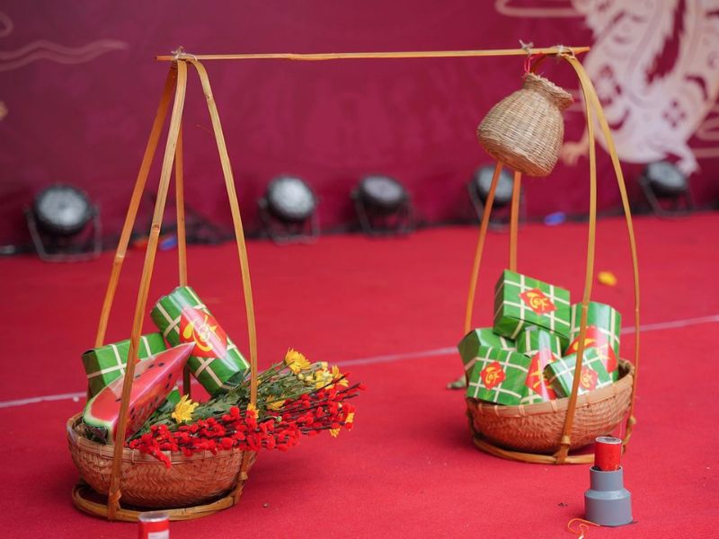 bánh chưng với giỏ mây tre