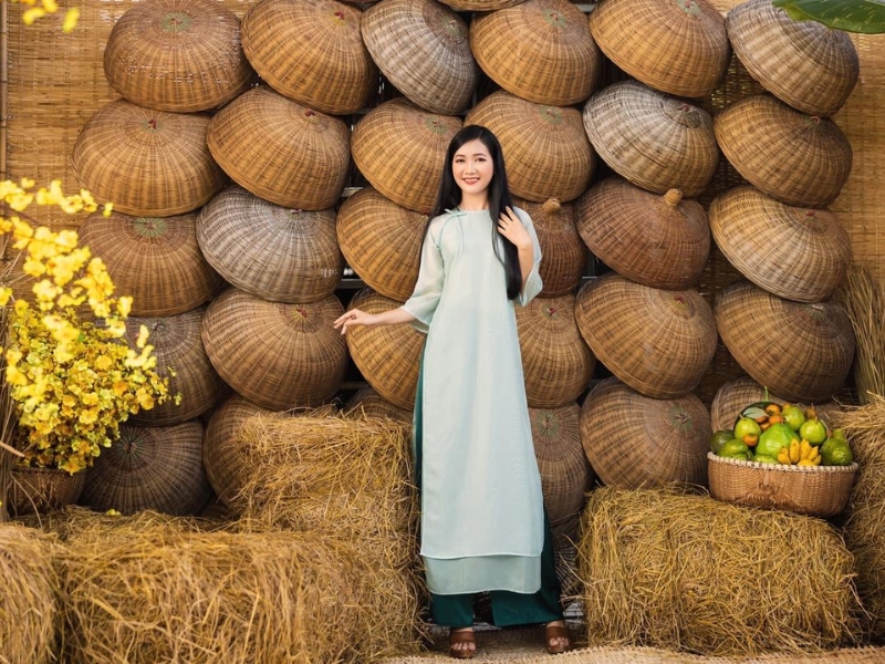 Trang trí quán cafe Tết với mẹt tre