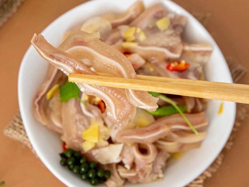 Tai heo ngâm chua