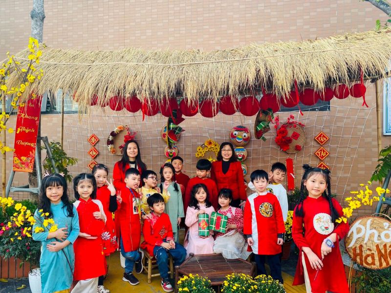 Chúc tết thầy cô tại hội xuân tại trường học