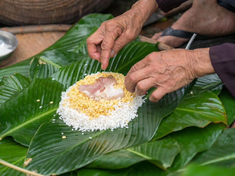 thêm thịt và đậu nhân bánh chưng