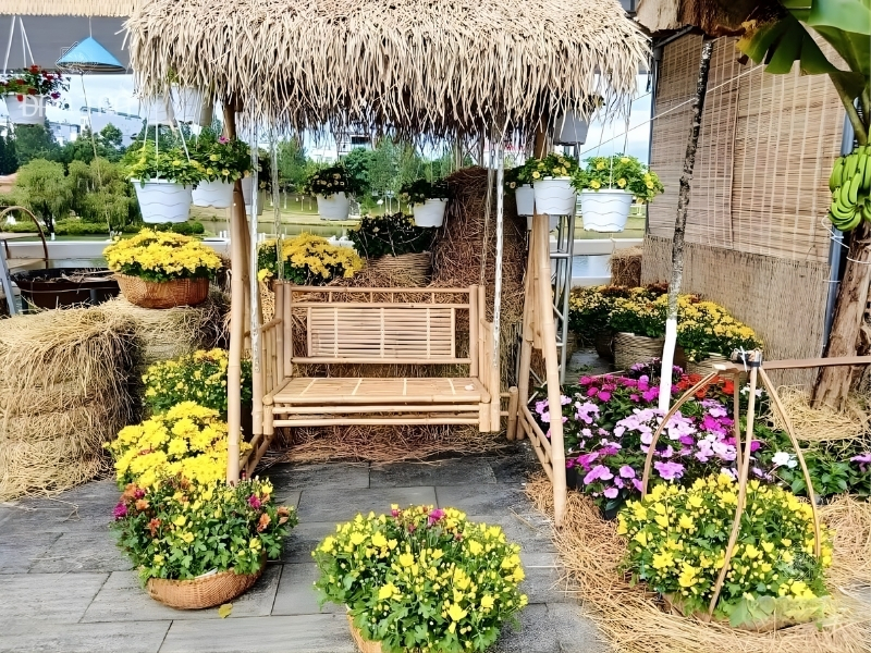Tiểu cảnh trang trí làng hoa Tết vô cùng rực rỡ 