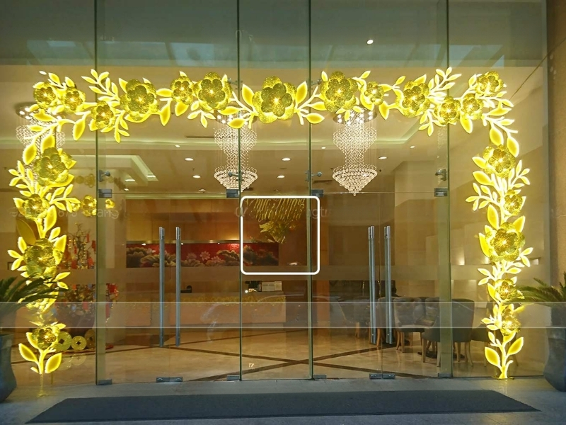 Trang trí cửa kính Tết với đèn LED