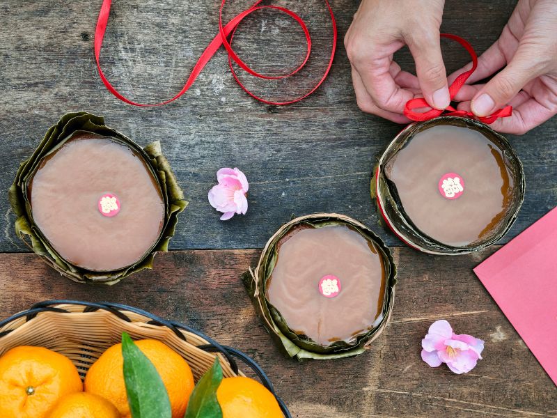 bánh tổ bày trên bàn ăn