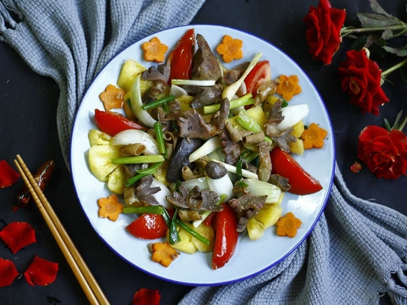 Lòng mề gà xào hành cần.