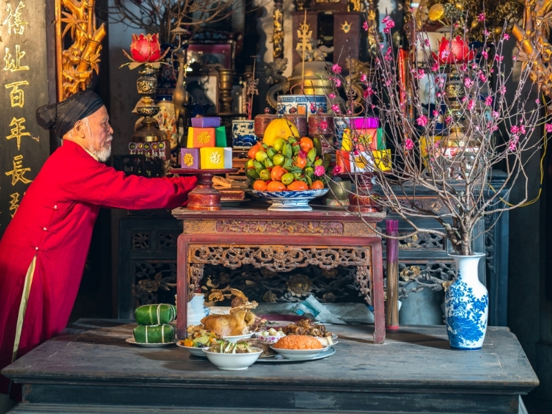 Trang trí bàn thờ ngày Tết miền Bắc với cành đào