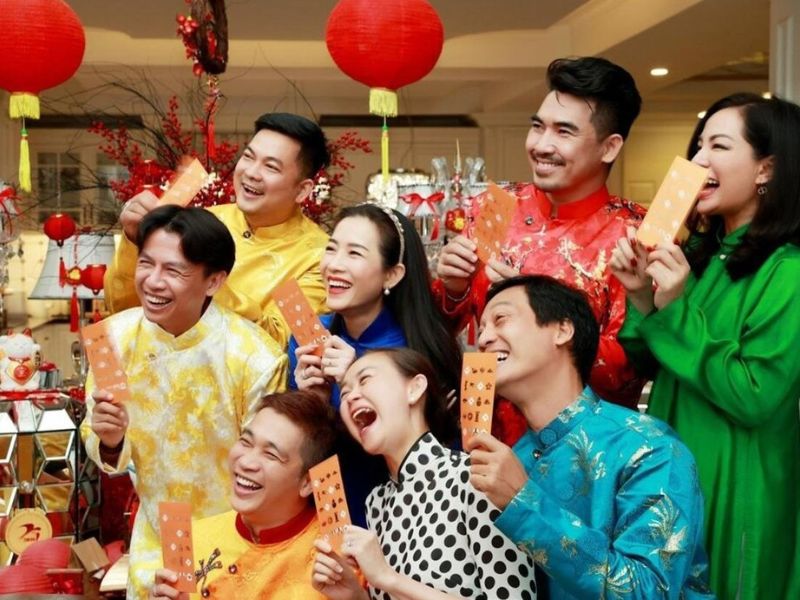 Đồng nghiệp vui vẻ chơi tết