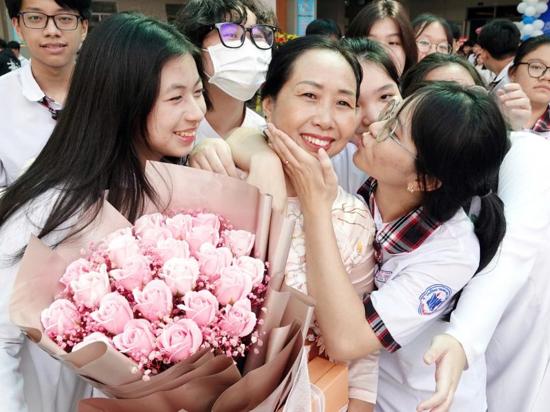 Học trò tặng hoa cho cô giáo