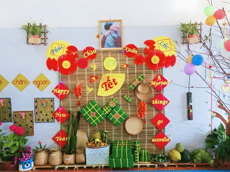 Trang trí bảng hiệu chào mừng Tết trong lớp học