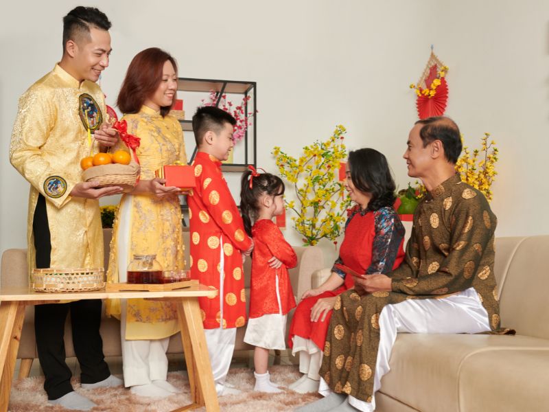 tặng quà tết bố mẹ vợ