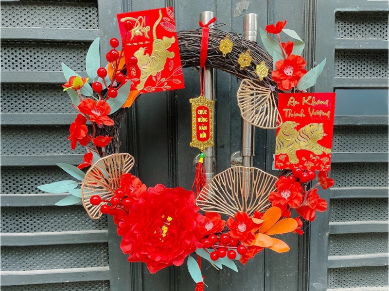 Trang trí vòng hoa tết ngay tay cầm vào cửa nhà 