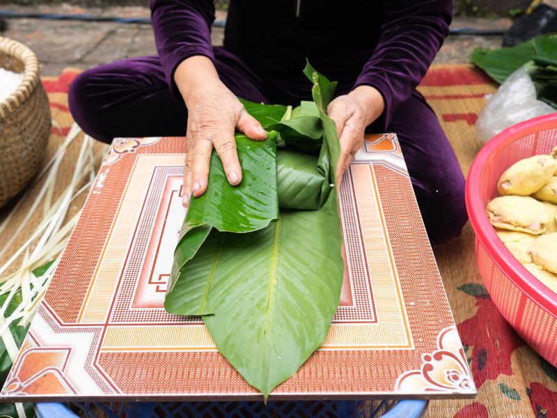 gấp các mép lá vào trong