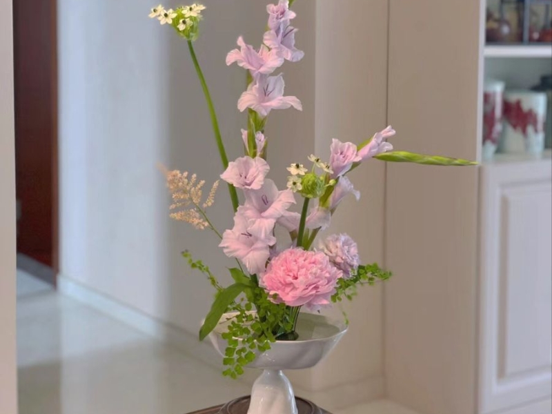 Cắm hoa lay ơn và hoa hồng