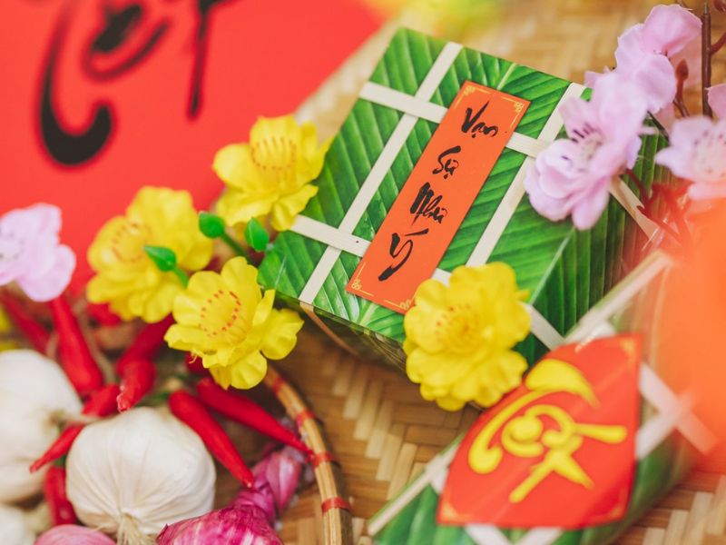 mâm bánh chưng dán giấy đỏ