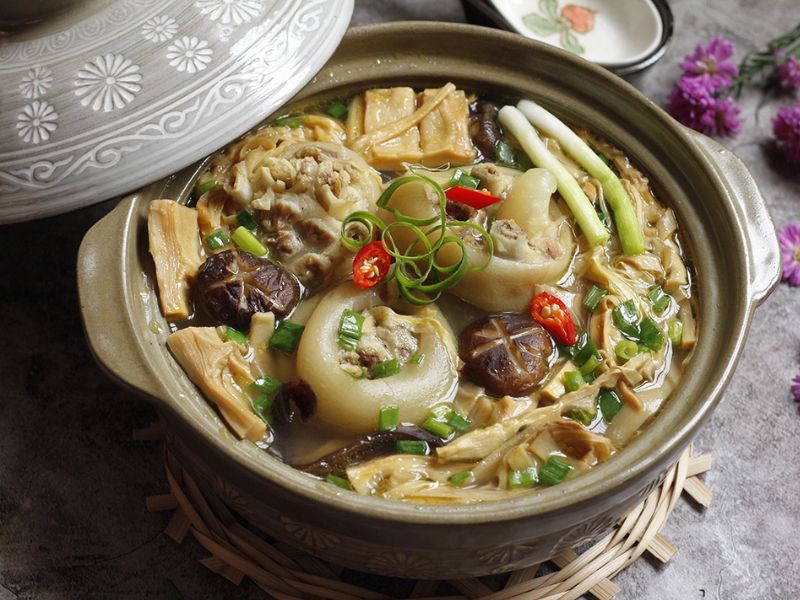 Canh măng giò heo