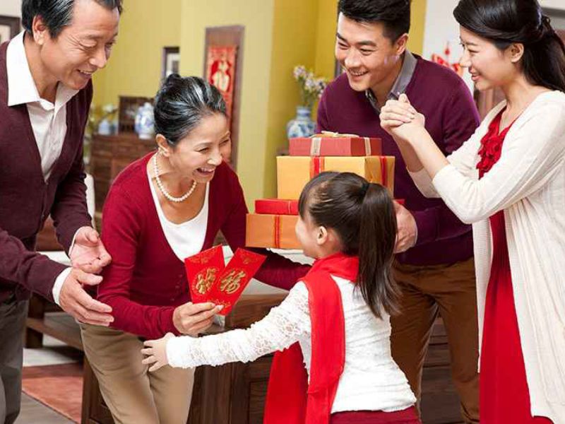 Ông bà lì xì tết cho cháu