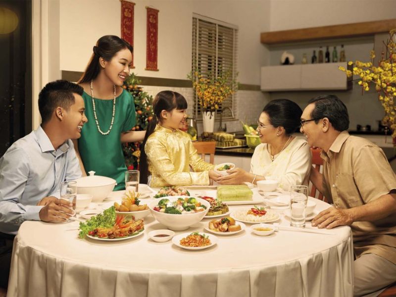 Gia đình cùng nhau ăn bữa cơm ngày tết