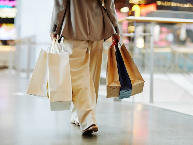 Sắm sửa quần áo, vật dụng, đồ ăn trước khi tết đến