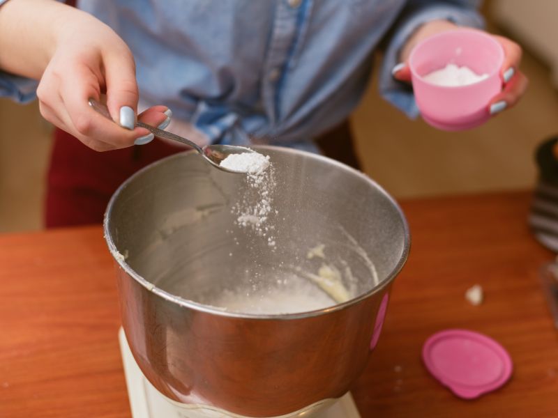 cho bột baking soda vào nồi luộc