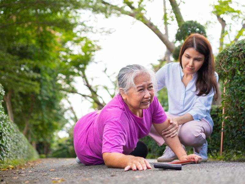 người lớn tuổi vấp ngã