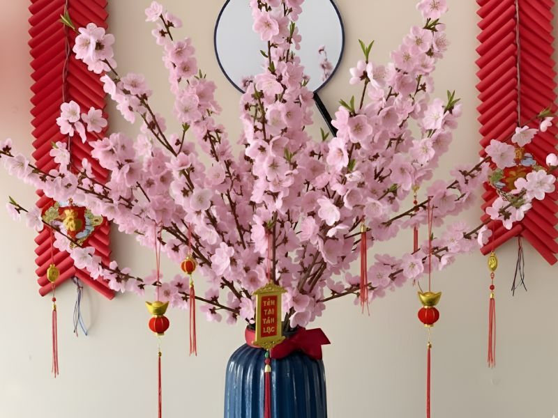 dây thỏi vàng treo trên cây đào