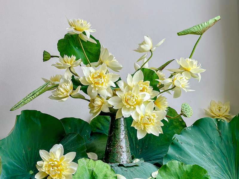 Mẫu cắm hoa chưng bàn thờ ngày Tết với sen