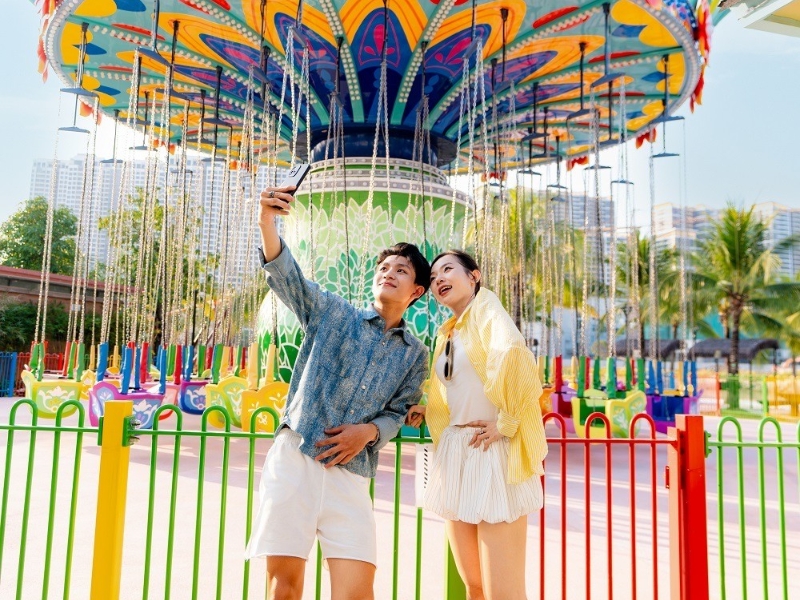 Couple đi khu vui chơi