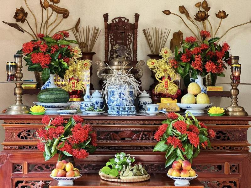 Trang trí bàn thờ gia tiên ngày Tết miền Trung