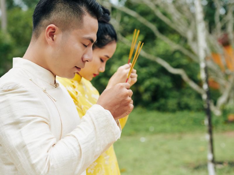 thắp nhang cúng khai trương