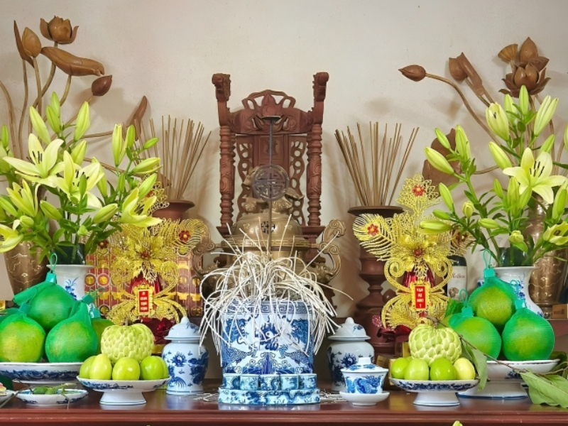 Trang trí bàn thờ bằng cặp đèn hoặc nến thờ truyền thống